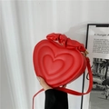 Borsa a scatola rossa a forma di cuore con manico a pieghe e pelle PU goffrata a cuore - Rosso