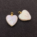 Vista macro detallada de perlas naturales en forma de corazón con enganches dorados - Forma de Corazón 13x16mm