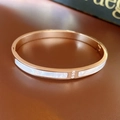 Makroansicht des Armreifs aus Roségold mit weißer Perlmutt-Einlage und drei kleinen Kristallen - Roségold