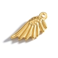 Pendentif aile plaqué or 18 carats poli avec texture gaufrée sur fond blanc propre - Or-Aile