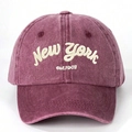 Dettaglio del ricamo New York sul cappellino in cotone lavato rosso bordeaux - Taglia unica / Borgogna