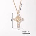 Dettaglio della collana a croce dorata con icona della Madonna e zirconi chiari - Oro Bianco Zircone