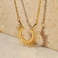Collier en acier inoxydable doré 18K avec pendentif soleil sur marbre chic - Doré