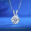 Détail macro du pendentif flocon en Moissanite sur chaîne en argent massif 925 - Pendentif Moissanite 1ct (Sans Chaîne/Avec Certificat)