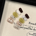 Set de uñas postizas cortas en burdeos con efecto ojo de gato y detalles de oro - Extra Pequeño (XS)