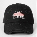Dettaglio del ricamo rose rosa e testo LOST LOVE su cappello da baseball nero usato - Taglia unica / Nero