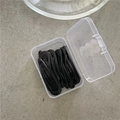 Primer plano de horquillas metálicas negras en una caja de almacenamiento de plástico transparente - Clips BB de Gota de Agua (10 piezas) / Negro