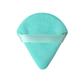 Primer plano de la borla de terciopelo turquesa triangular con mango de cinta de satén - Verde Turquesa