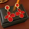 Boucles d'oreilles pétales en résine rouge vintage et or sur écrin noir - 90# Fleur à Trois Pétales Dorée et Rouge (Tige en Argent)