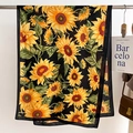 Détail de l'imprimé tournesol sur foulard en soie noire avec finitions de bordure de qualité - Naturel Avec Bord Noir / 66*178cm