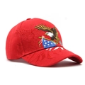 Dettaglio del ricamo elaborato con aquila e bandiera USA su un cappellino rosso in cotone - Regolabile / Rosso