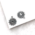 Gros plan de breloques œil d'Horus argentées avec motif rayon de soleil pour bijoux - Œil 14x17mm