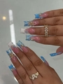 Detail van luxe 3D-kunstnagels met blauw-roze glitters, parels en handgeschilderde bloemen - Blauw Roze Verloop Parel Bloem (DS119) / Met Jelly Lijm en Nagelvijl