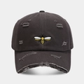 Détail de casquette grise vieillie avec trous usés et broderie d'abeille élégante - Réglable / Gris