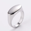 Detalle macro de un anillo ovalado plateado minimalista con acabado pulido espejo - Talla 6 / Color Acero