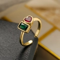 Goldener offener Ring mit rotem Herzstein und grünem Zirkonia im Smaragdschliff - Einstellbar Offen / Rotes Herz und grüner rechteckiger Zirkon-Stil (13124)