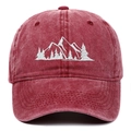 Détail de la broderie forêt de montagne sur casquette de baseball en coton bordeaux - Taille unique / Bordeaux