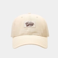 Primer plano detallado de gorra de algodón crema con parche bordado de estilo vintage - Ajustable / Caqui