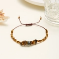 Detail eines handgewebten Armbands mit Tigerauge-Natursteinen und verstellbarer Kordel - Tigerauge