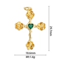 Vue macro du pendentif croix dorée avec roses, pierre de coeur verte et dimensions - Croix Rose Cœur Vert