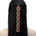 Détail d'une chaîne de tête indienne avec roses rouges et cloches dorées sur cheveux - Style Or Rose Rouge Fleur Gland (24072908)