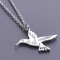 Polierter Kolibri-Anhänger aus Silber mit durchbrochenem Blumenmuster auf den Flügeln - Halsketten-Set / Stahlfarbe