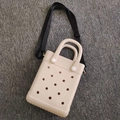 Crème beige EVA crossbodytas met gatenpatroon en verstelbare zwarte schouderriem - Off-wit