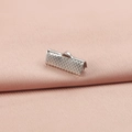 Primer plano de terminales de acero inoxidable plateado con superficie texturizada y asa - 6.5MM / Color Acero