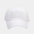Nahaufnahme der weißen USA-Flaggenstickerei auf einer Baumwoll-Basecap mit Nahtdetails - Verstellbar / Weiß