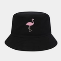 Dettaglio ravvicinato del ricamo fenicottero rosa su un cappello a secchiello nero - M (56-58cm) / Nero