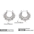 Détail de boucles d'oreilles créoles en acier argenté au design perlé, étanche et hypoallergénique - Argenté