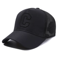 Casquette trucker noire avec broderie C et panneaux en maille respirante, vue à 45 degrés - Noir avec Broderie Lettre C Noire