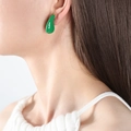 Eleganti orecchini a goccia verdi in acciaio inossidabile placcato oro su modella - Oro Piccolo Verde Goccia d'Olio