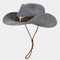 Detail van een blauw en wit geweven strooien cowboyhoed met zilveren stierenkop ornament - Eén maat / Donkerblauw