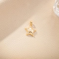Pendentif étoile dorée avec pierres scintillantes sur fond de cuir beige pour un look chic - Étoile (Pendentif uniquement (sans chaîne)) / Doré