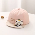 Dettaglio del cappellino rosa per neonati con panda 3D e ricamo in tessuto di cotone - 46-48cm (6 Mesi - 2 Anni) / Rosa