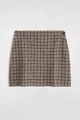 Detail van de geruite minirok met A-lijn silhouet en decoratieve bruine knopen opzij - XS / Alleen Mini-rok