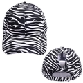 Detalle de la hebilla ajustable y apertura de cola de caballo en gorra con estampado cebra - Ajustable / Gorra de Béisbol de Cebra con Rayas Blancas