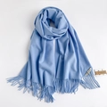 Morbida sciarpa azzurra in stile cashmere con eleganti nappe e frange vista piatta - Blu Acqua