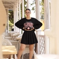 Set felpa nera oversize con stampa California e mini gonna a pieghe da donna - S / Nero (Stile Sottile)