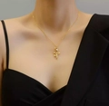 Detail van een 18K gouden rooshanger aan een minimalistische ketting op een model - 18K goud / Goud