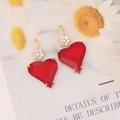 Orecchini pendenti a cuore rosso asimmetrici con perno a fiore in zircone su fiori - Rosso