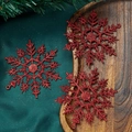 Dettaglio di fiocchi di neve glitterati rossi su vassoio di legno con aghi di pino - 10cm / Rosso