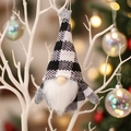 Gnomo navideño con gorro de cuadros blanco y negro y estrella gris para colgar - Modelo B Colgante De Gnomo (Cuadros Blancos y Negros)