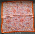 Carré de soie avec bordure orange et motif paisley classique en rose et crème - Paisley Orange