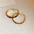 Détail de créoles à motif léopard avec bordure dorée sur un fond en lin beige clair - Silver Earring Post - Boucle d'oreille léopard dorée et marron texture poulain (8#)