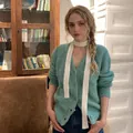 Sottile sciarpa di peluche bianca Y2k con etichetta accostata a cardigan verde - Bianco