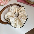 Gros plan d'un chouchou en satin crème à pois avec bordure en dentelle délicate - Chouchou en Dentelle à Pois Blanc Noir (31#)