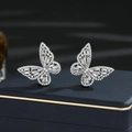 Eleganti orecchini a lobo a farfalla in argento con zirconi su una scatola da gioielli - Orecchini a lobo bianchi