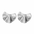 Pendientes irregulares de acero plateado con diseño de pliegues geométricos pulidos - Par de plata